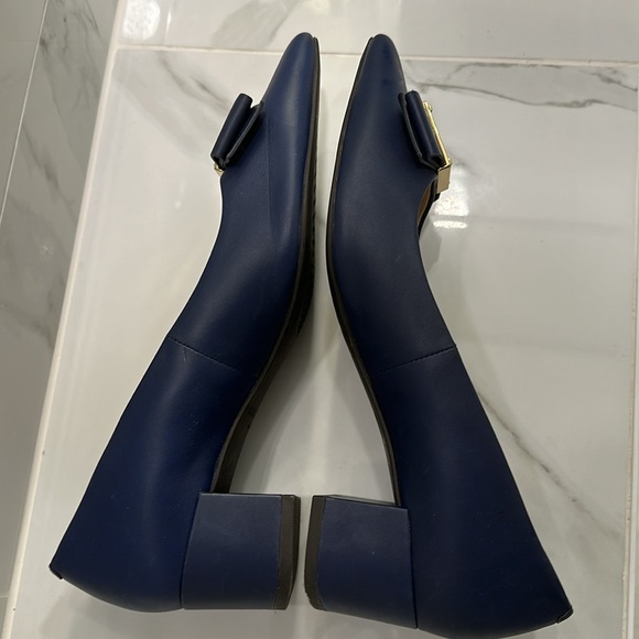 Pointy Toe Block Heel Cole Haan Logo Bow Pump Navy. EUC Padded and Comfortable. - Picture 2 of 12